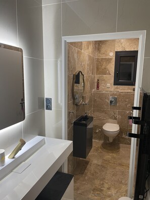 Douche, sèche-cheveux, serviettes fournies, papier toilette