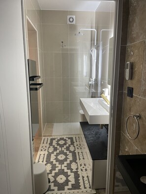 Shower, hair dryer, towels, toilet paper - Studio Gold (Vénéjan)
