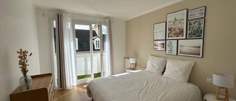 2 bedrooms, desk, iron/ironing board, travel crib