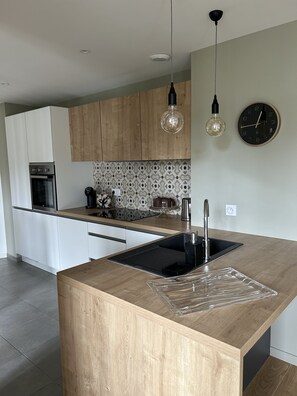 Kühlschrank, Mikrowelle, Ofen, Herdplatte