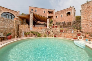 A pool area with stone walls and a wooden pergola. - Blue Villa - Samonas - One Bedroom Maisonette (Apokoronas)