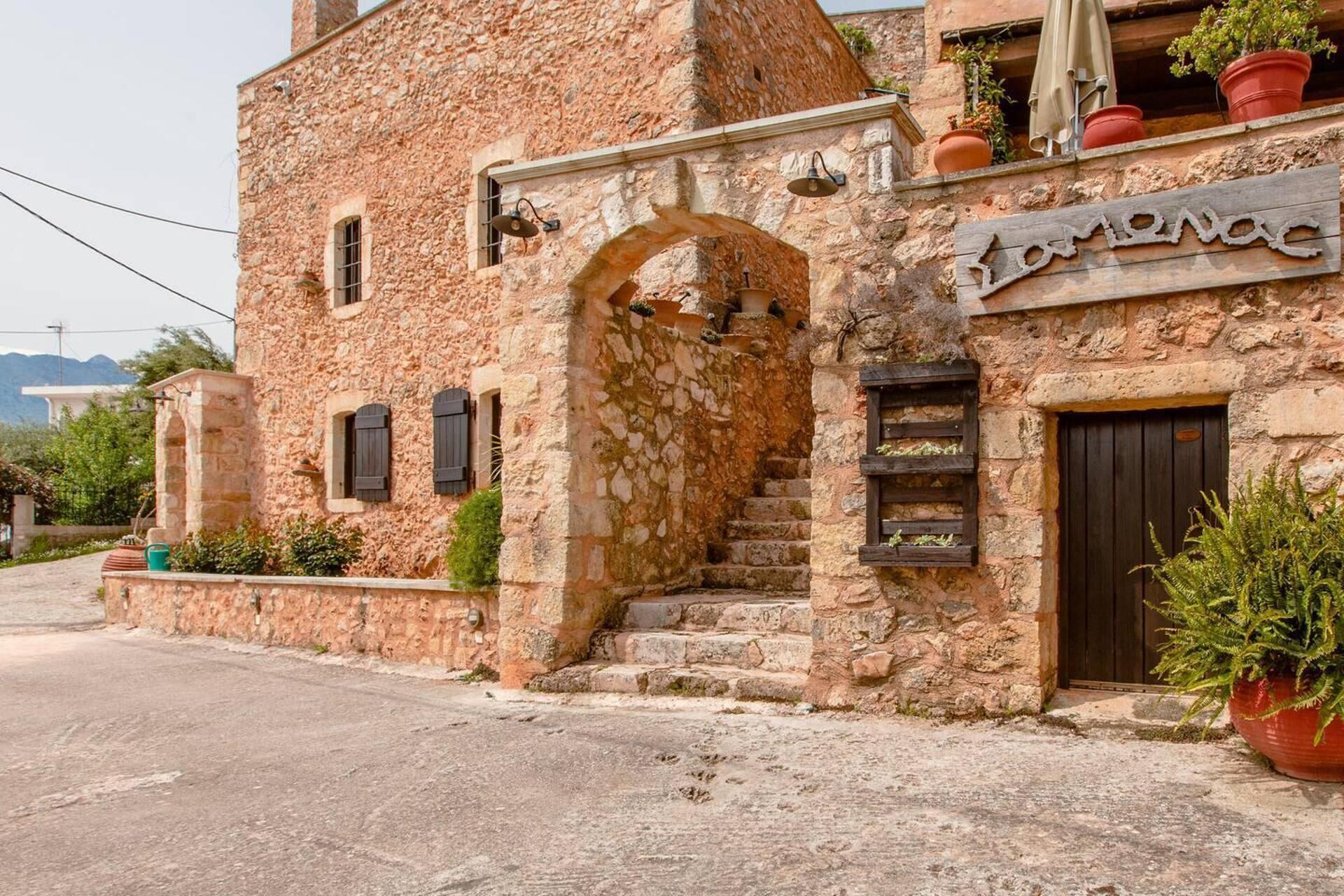 A stone building with a sign reading "Limonada."