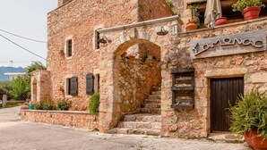 A stone building with a sign reading "Limonada."