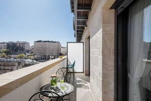 2BR Apartment (Agripas #6-8 St.) | Hiên
