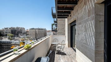 2BR Apartment (Agripas #6-8 St.) | Terraza o patio