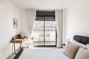 2BR Apartment (Agripas #6-8 St.) | 2 多间卧室、羽绒被、办公桌、笔记本电脑工作区