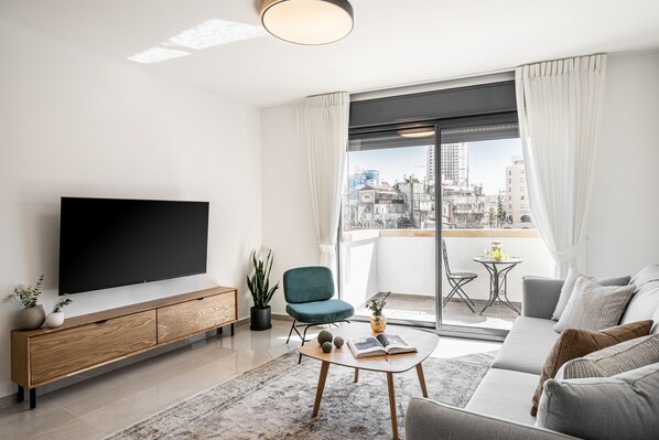 2BR Apartment (Agripas #6-8 St.) | 起居区 | 55-英寸液晶电视(配备数码频道)、电视、Netflix
