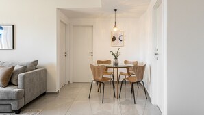 2BR Apartment (Agripas #6-8 St.) | 起居區