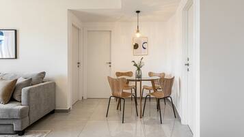 2BR Apartment (Agripas #6-8 St.) | Zona de estar | Televisión LCD de 55 pulgadas con canales digitales, una televisión