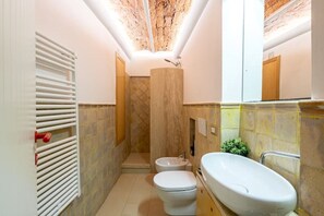 Chuveiro, secador de cabelo, bidê, toalhas de banho
