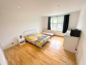 Iron/ironing board, free WiFi, bed sheets - Large Triple Studio in South London - Sutton (Sutton)