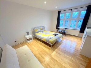 Iron/ironing board, free WiFi, bed sheets - Large Triple Studio in South London - Sutton (Sutton)