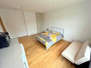 Iron/ironing board, free WiFi, bed sheets - Large Triple Studio in South London - Sutton (Sutton)