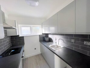 Private kitchen - New 5-bed & 4 Bathroom House in Croydon (Croydon)