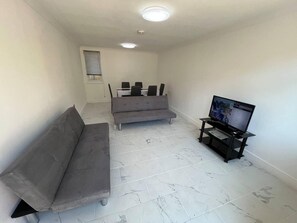 Living area - New 5-bed & 4 Bathroom House in Croydon (Croydon)