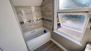House | Bathroom | Combined shower/bathtub, deep-soaking bathtub, hair dryer, towels