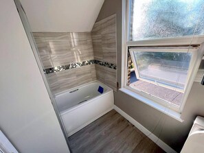 House | Bathroom | Combined shower/tub, deep soaking tub, hair dryer, towels - New 5-bed & 4 Bathroom House in Croydon (Croydon)