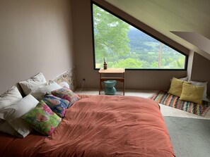 7 bedrooms, desk, WiFi, bed sheets