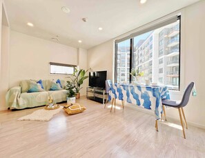 Smart TV - City Getaway 1-bedroom Studio with pool in CBD (Auckland)