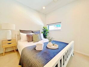 Escritorio, tabla de planchar con plancha, wifi gratis y ropa de cama 