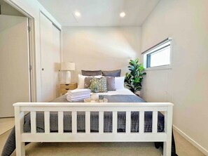 1 bedroom, iron/ironing board, free WiFi, bed sheets - City Getaway 1-bedroom Studio with pool in CBD (Auckland)