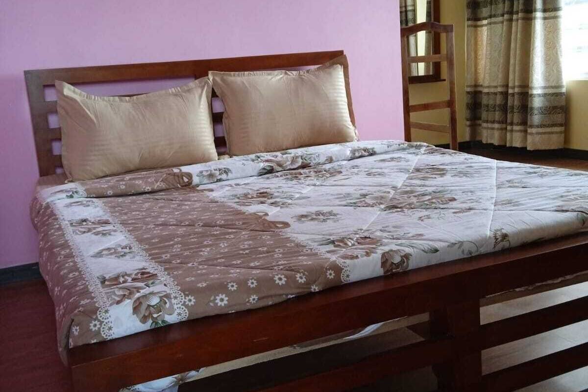 Habitación doble estándar | Decoración personalizada, muebles diferentes y escritorio