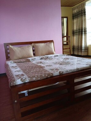 Individually decorated, individually furnished, desk, laptop workspace - Subravilla  (Nuwara Eliya)