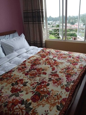 特色装修、特色家居、办公桌、笔记本电脑工作区