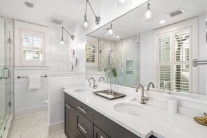Combined shower/tub, hair dryer, towels