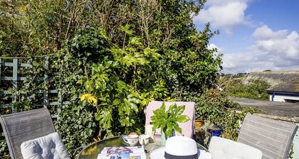 Delightful 2 bed character cottage in Polruan with river views.