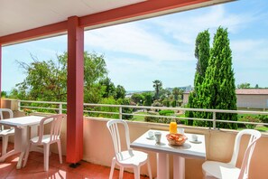 Basic Apartment | Terrace/patio