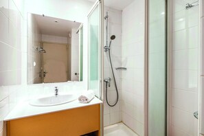 Douche, serviettes fournies, papier toilette