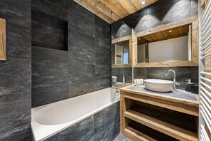 Chalet familiar | Baño | Tina con regadera, tina de hidromasaje, regadera con hidromasaje 