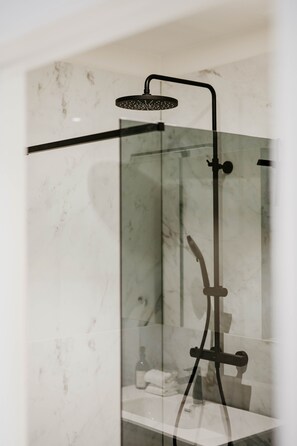 Shower, free toiletries, towels, toilet paper - Gorgeous Duplex Apartment in old City Centre (Antwerp)