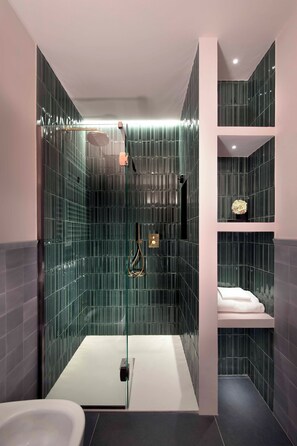 Ara | Bathroom | Shower, rainfall showerhead, hair dryer, slippers - Agorà - Boutique Stays (Turin)