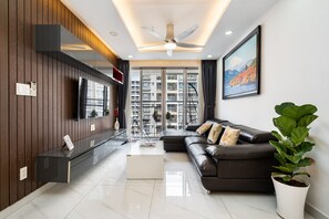 Appartement Standard | Aire de séjour | Téléviseur à écran plat de 42 po avec télévision par cùble, téléviseur