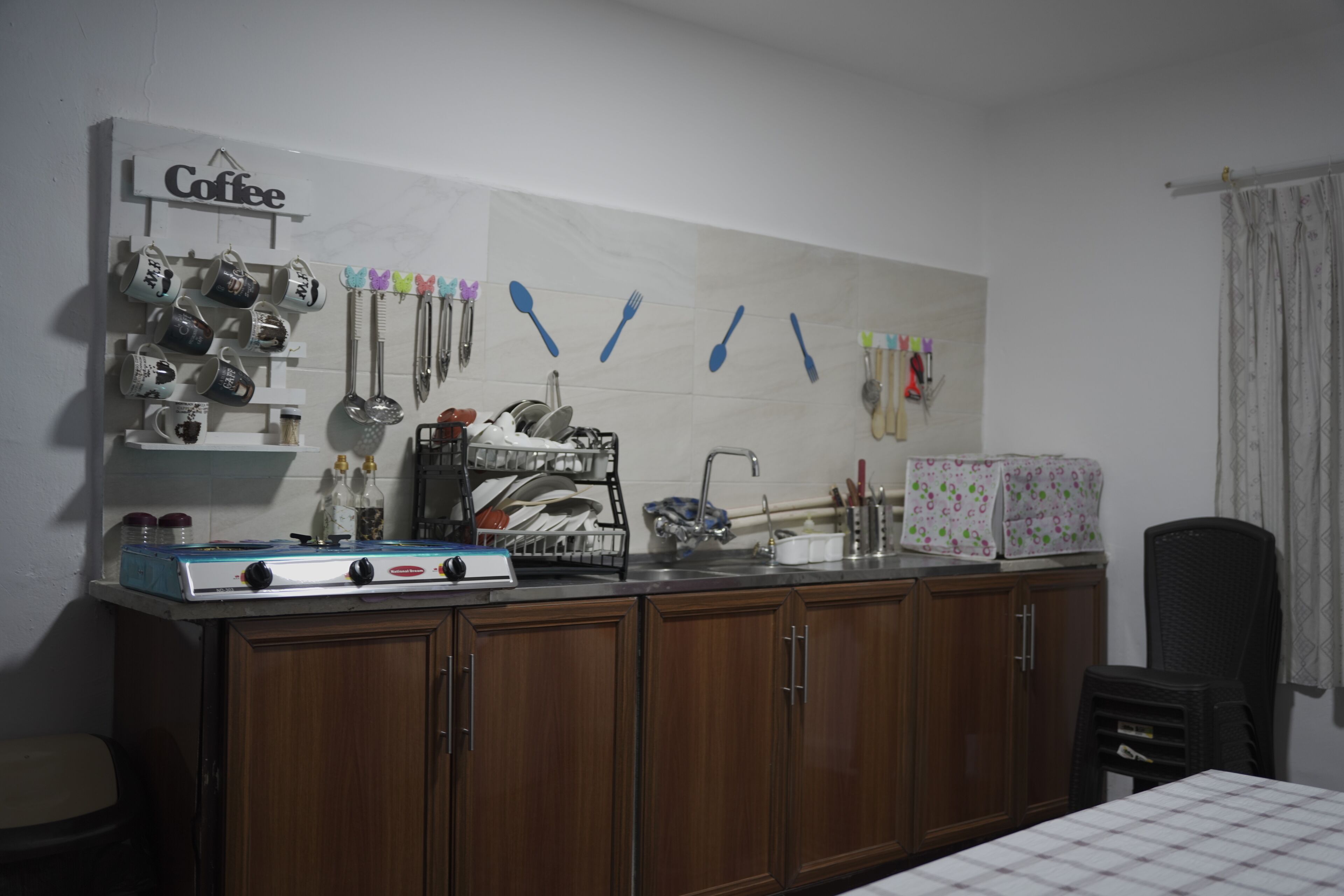 Tủ lạnh, lò vi sóng, bếp nấu, dụng cụ nấu nướng/bát dĩa/dao nĩa 