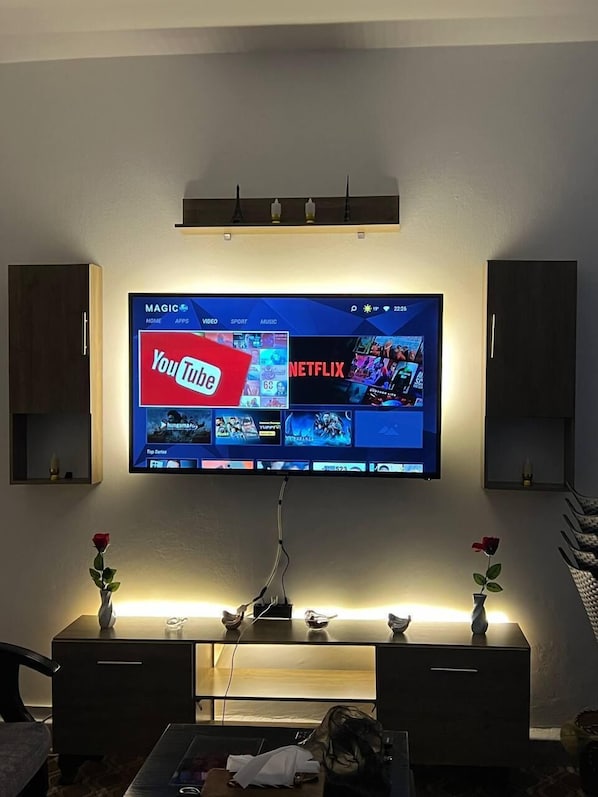 Een 50-inch smart-tv met digitale zenders, televisie en Netflix