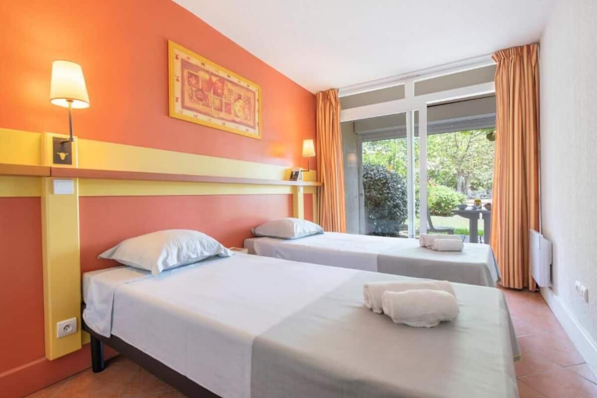 1 dormitorio, wifi gratis, mobiliario individual y ropa de cama