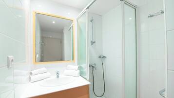 Eenvoudig appartement, 1 slaapkamer | Badkamer | Een douche, handdoeken, toiletpapier