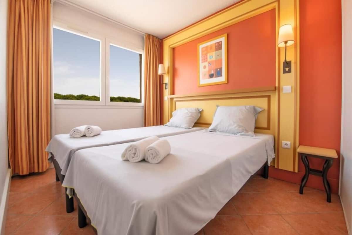 1 dormitorio, wifi gratis, mobiliario individual y ropa de cama