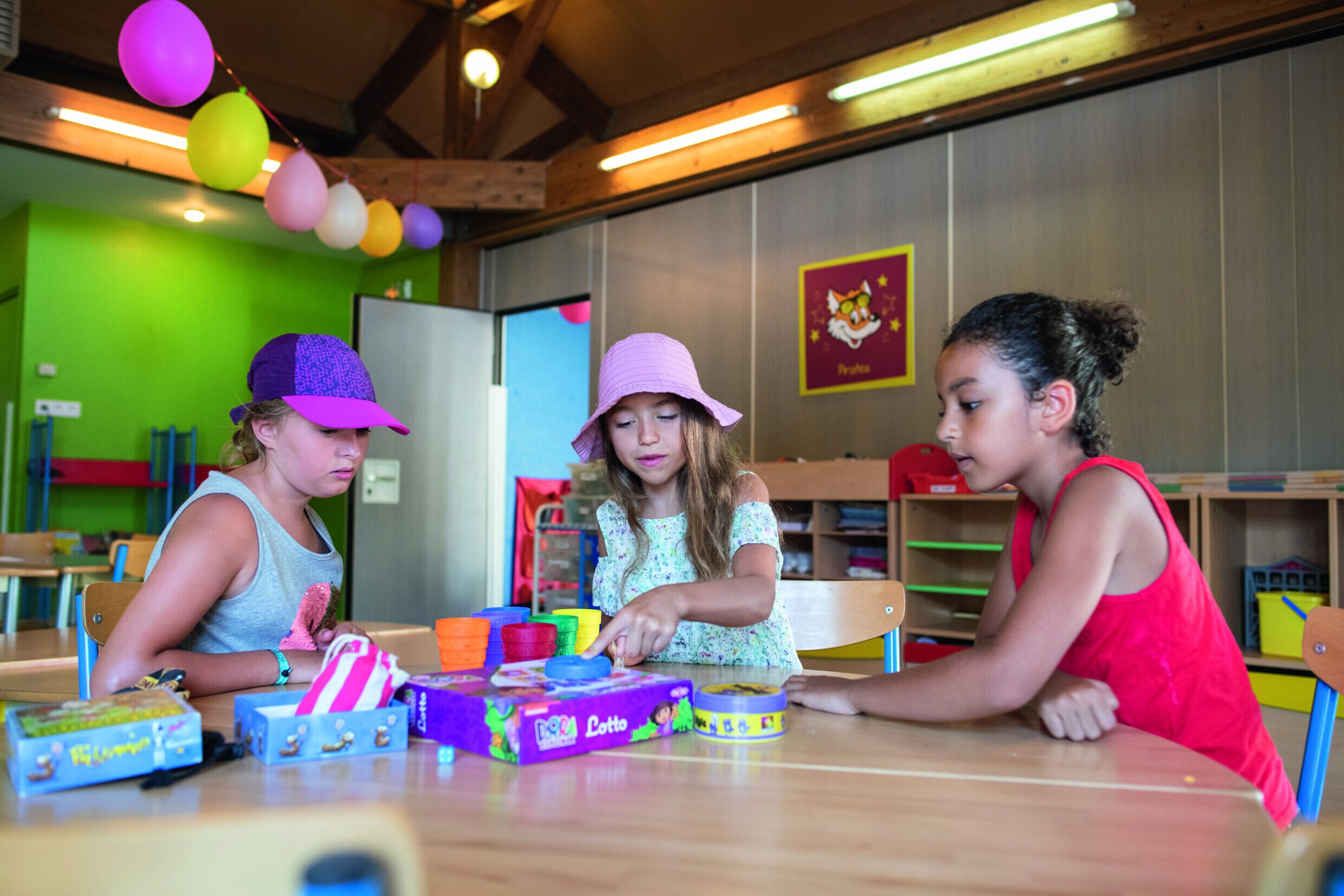 Un aula con niños jugando con juguetes educativos.