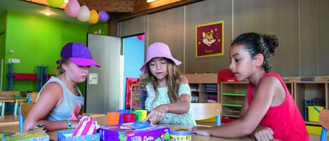 Un aula con niños jugando con juguetes educativos.