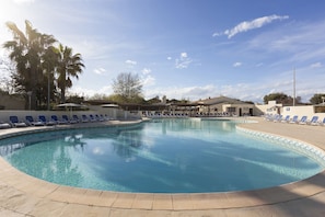 Outdoor pool, pool loungers - SOWELL Family Cap d'Agde (Agde)