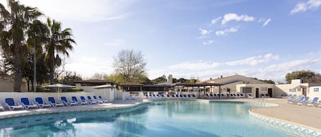 Piscine extérieure, chaises longues