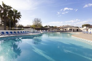Outdoor pool, pool loungers - SOWELL Family Cap d'Agde (Agde)