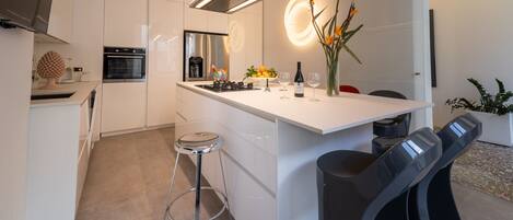 Fridge, oven, stovetop, dishwasher