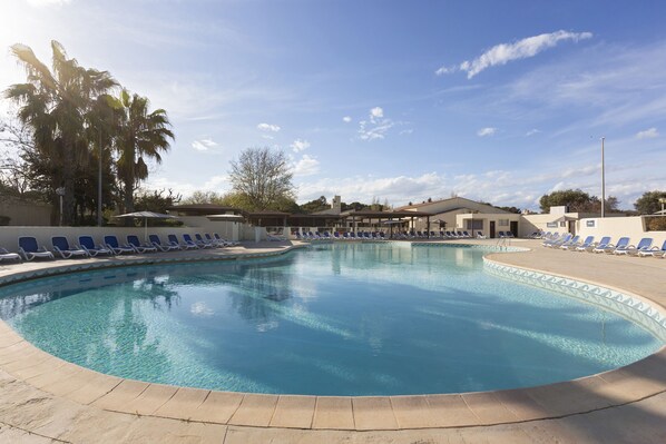 Outdoor pool, pool loungers - SOWELL RESIDENCES Les Lauriers Roses (Agde)