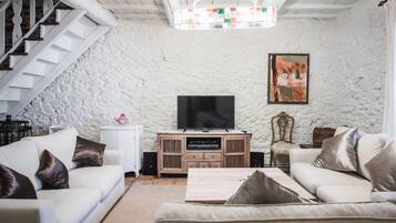 Televisio, takka, kirjoja