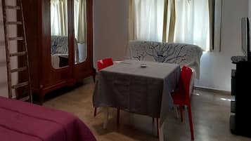 1 bedroom, in-room safe, iron/ironing board, free WiFi